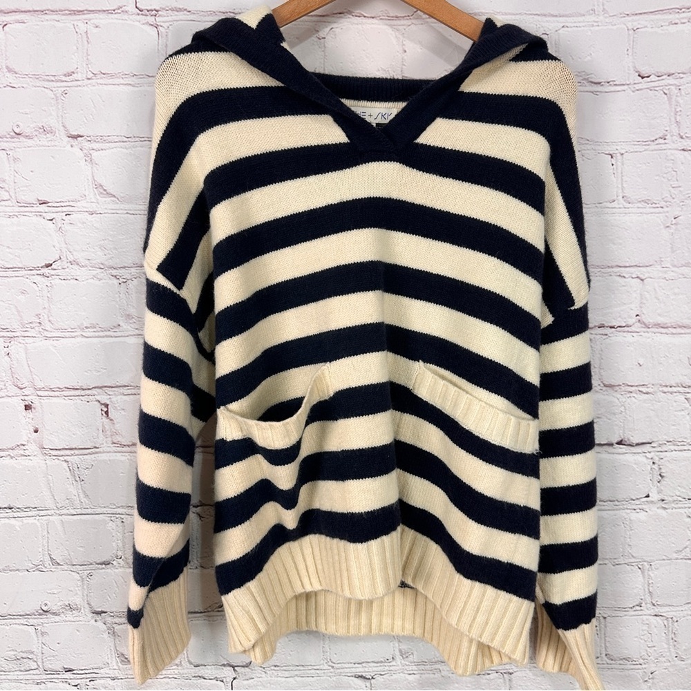 She + Sky navy blue Cream Striped V-Neck Sweater
Hoodie size small stretchy